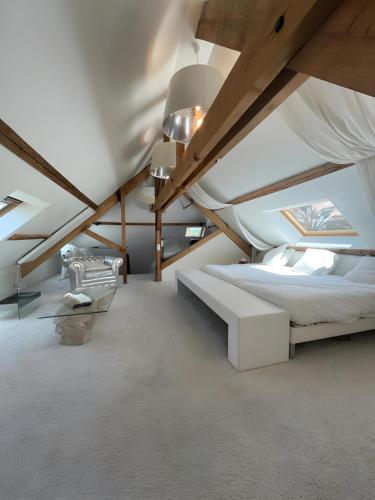 圣帕瓦克Domaine de la Belvaudière - luxueux - 24H du Mans - 20p - Rêve au Mans的阁楼卧室设有两张床和拱形天花板。