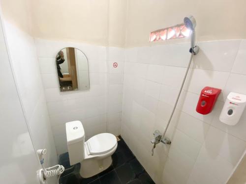 BuduranPLUM Xpress Buduran的一间带卫生间和镜子的小浴室