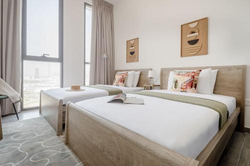 迪拜Frank Porter - Noor 3 Midtown的酒店客房设有两张床和窗户。