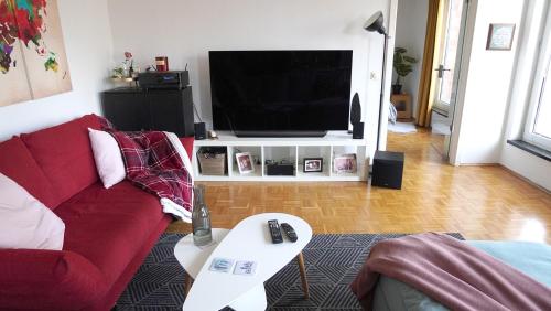Your comfortable apartment in Dusseldorf city的电视和/或娱乐中心
