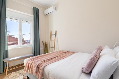 比雷埃夫斯Mikrolimano Gem: Serene 1BR Apartment的白色的卧室设有床和窗户