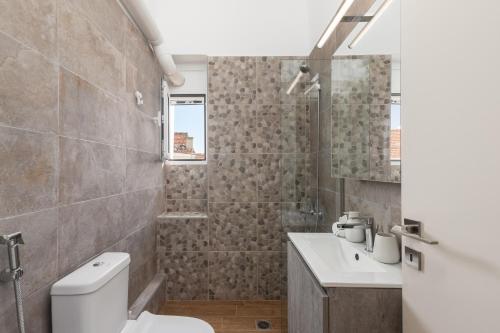 比雷埃夫斯Mikrolimano Gem: Serene 1BR Apartment的一间带卫生间和水槽的浴室