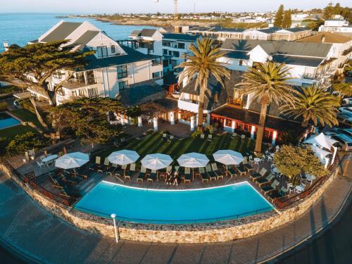 赫曼努斯港湾之家酒店的享有带游泳池的度假村的空中景致