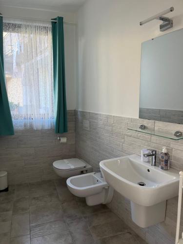 奥里奥阿塞里奥Seriana的一间带水槽、卫生间和镜子的浴室
