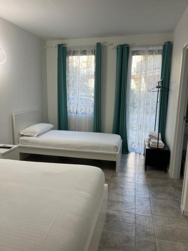 奥里奥阿塞里奥Seriana的一间卧室设有两张床和绿色窗帘