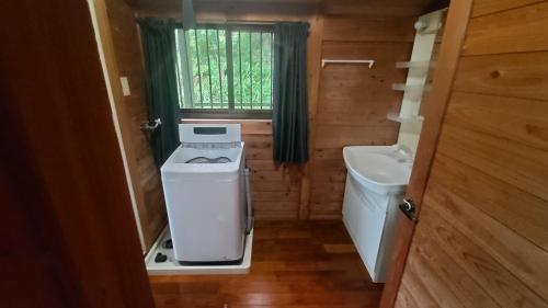 屋久岛Whole house rental inn Horizon line - Vacation STAY 18087v的小型浴室设有洗衣机和水槽。