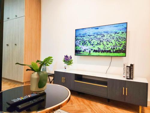加影D'Hive By Tiara Imperio的客厅设有壁挂式平面电视。