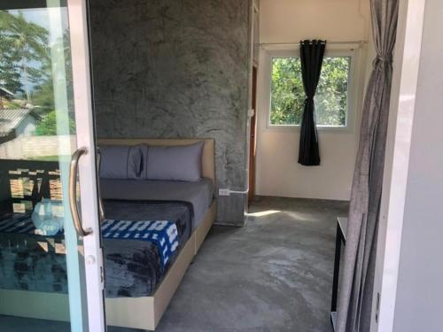 班柯木Smile Resort Koh Mook的一间卧室设有一张床和一个窗口