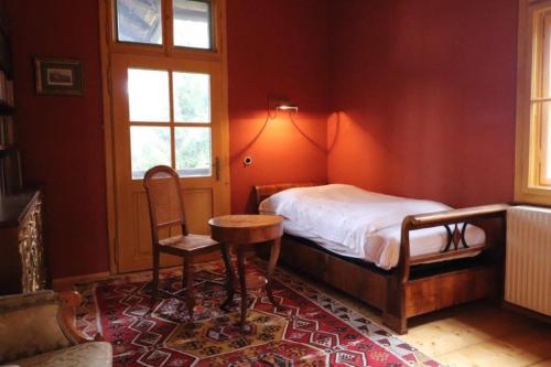 因斯布鲁克Haus Tanegg的卧室配有1张床、1张桌子和1把椅子