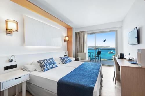 伊维萨镇THB罗斯蒙里诺酒店 - 仅限成年人的酒店客房设有一张床,享有海景。