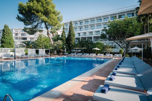 伊维萨镇THB罗斯蒙里诺酒店 - 仅限成年人的一座带躺椅的游泳池和一座建筑