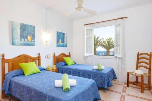 阿雷纳尔登卡斯特尔Villa Mar Azul的一间卧室设有两张床和窗户。