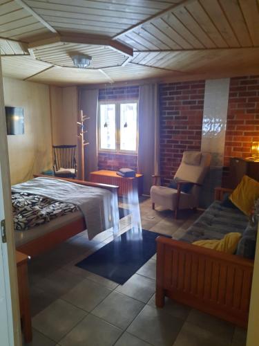 KasköSininen Hetki Bed& Breakfast majoitus meren äärellä的一间卧室配有一张床、一张沙发和一把椅子
