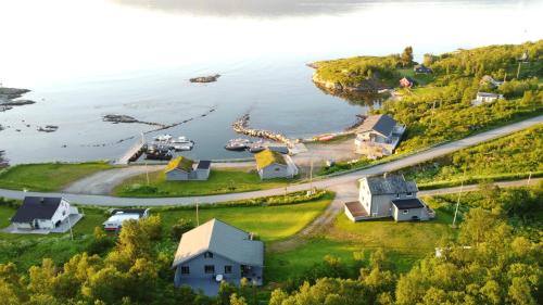 BotnhamnLaukvik Senja的享有小岛的空中景色,设有港口