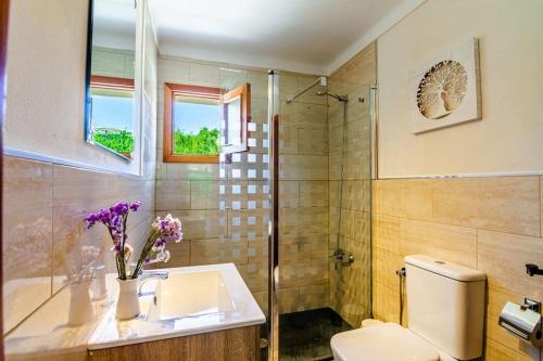 波连斯萨Can Pep, chalet con piscina en Pollensa的浴室配有卫生间、盥洗盆和淋浴。