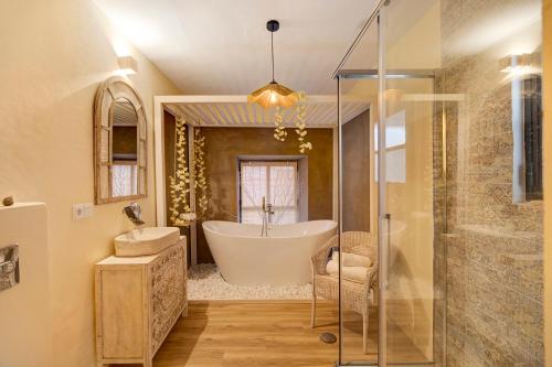 赫雷斯-德拉弗龙特拉Private Spa in Kangen House Jerez的带浴缸、水槽和淋浴的浴室