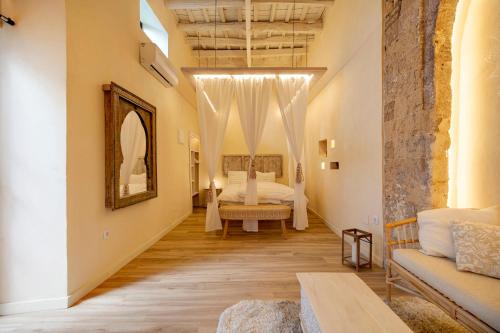 赫雷斯-德拉弗龙特拉Private Spa in Kangen House Jerez的一间卧室配有一张床和一个沙发