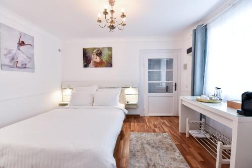 布拉索夫FIVE ROOMS的白色卧室配有床和书桌
