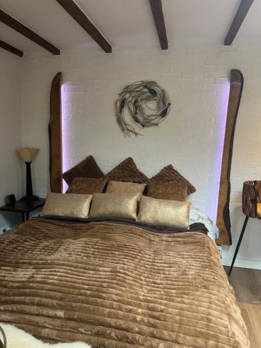 赞德沃特Cottage 44 - Free parking!的一间卧室配有一张大床和木制床头板