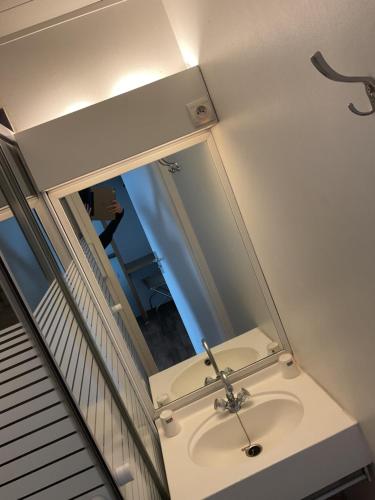 Déols法斯特酒店的一间带水槽和镜子的浴室