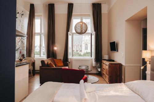 维也纳KH Apartments Universitaet的酒店客房设有床和客厅。