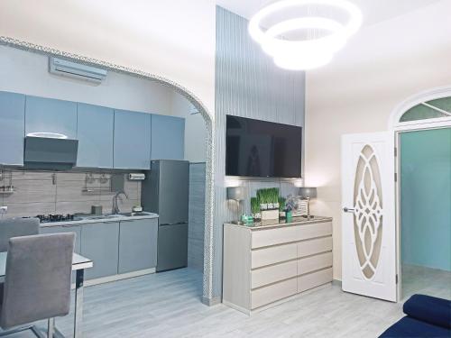 基辅Luxury Centre Located Apartment的厨房配有蓝色橱柜和白色门