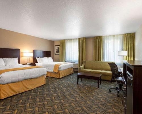 普雷斯科特普雷斯科特品质酒店的酒店客房,设有两张床和一张沙发