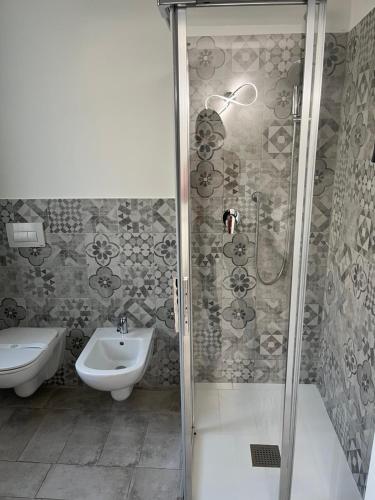 奥里奥阿塞里奥Seriana的带淋浴和盥洗盆的浴室