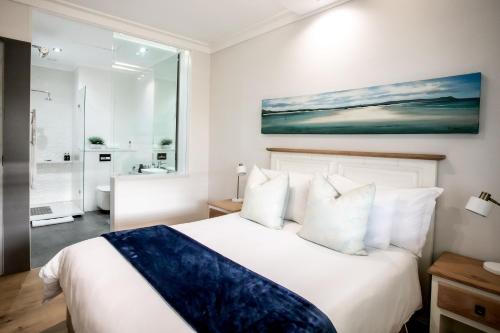赫曼努斯Bayview 303的卧室配有白色大床和白色枕头