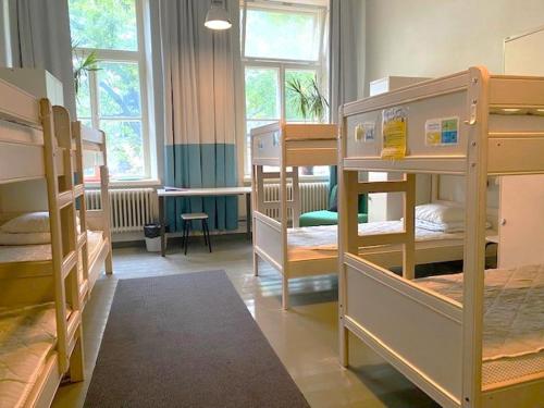 赫尔辛基芬兰堡酒店的一间房间,内设几张双层床