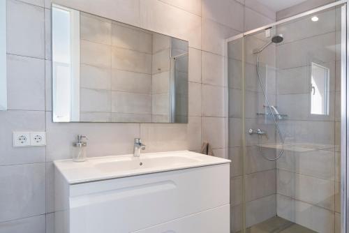 松塞拉德马里纳Son Serra Relax 2 By homevillas360的白色的浴室设有水槽和淋浴。