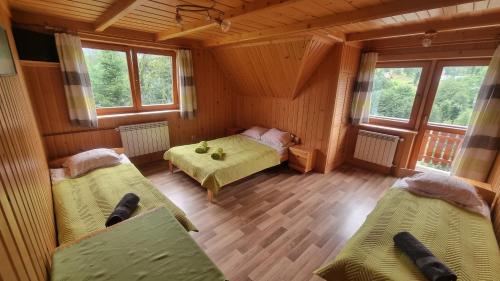 DzianiszPod Gruszą的一间带两张床的卧室,位于带窗户的房间内