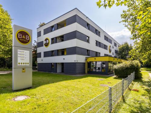 多特蒙德B&B HOTEL Dortmund-Messe的前面有标志的建筑