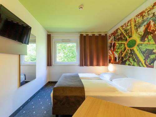 多特蒙德B&B HOTEL Dortmund-Messe的配有一张床和一台平面电视的酒店客房