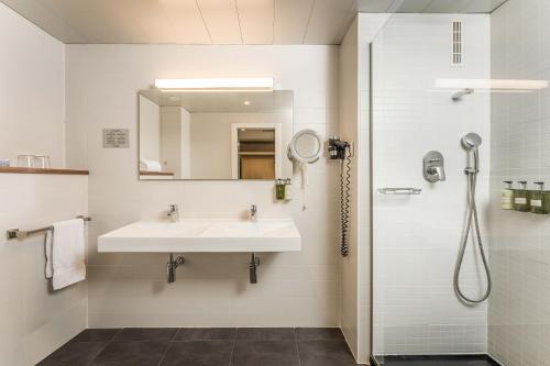 马德里ARTIEM Madrid的白色的浴室设有水槽和淋浴。