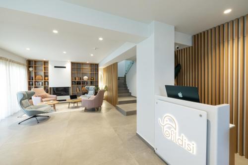 纳夫普利翁Fildisi luxury suites的办公大厅配有桌子和椅子