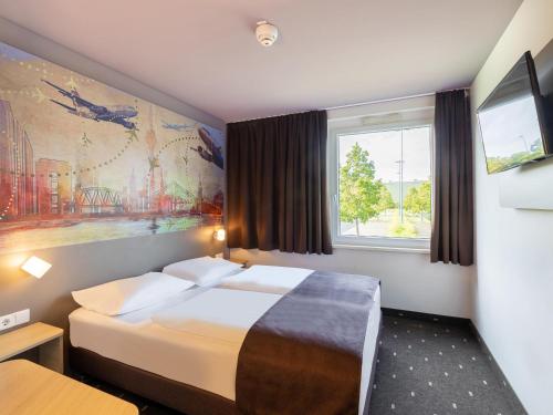 杜塞尔多夫杜塞尔多夫机场住宿加早餐酒店的酒店客房设有床和窗户。