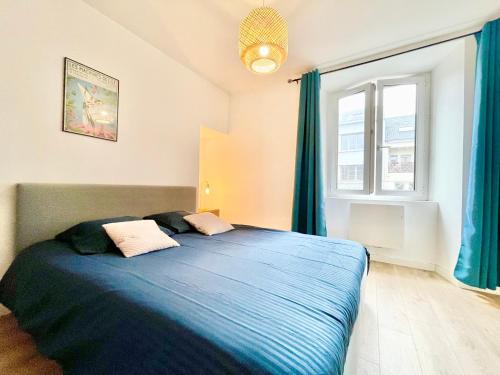 南特Nantes - Le Bellamy - Authentique - Proche Centre Ville的一间卧室设有蓝色的床和窗户。