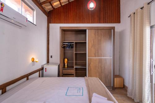戈亚尼亚Chácara Luxuosa em Goiânia UPR0011的一间卧室配有一张床和一个衣柜