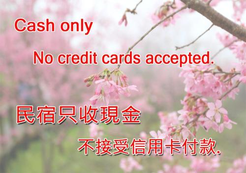 奋起湖奋起湖新中山山庄的一张樱桃树的照片,上面写着“现金”,不接受信用卡