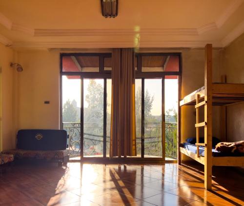 亚的斯亚贝巴Mad Vervet Backpackers Hostel的一间带双层床的卧室和一个阳台