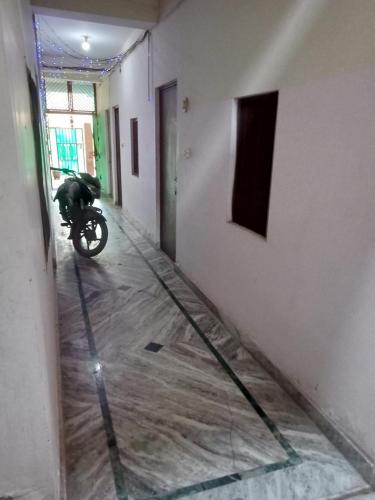 阿格拉Chauhan的摩托车停在带走廊的房间