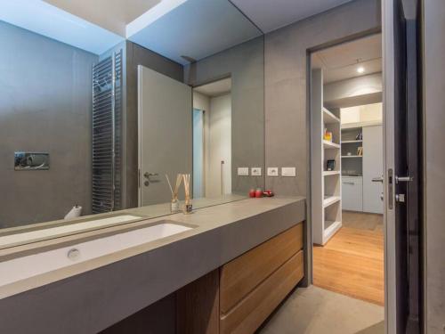 罗马Luxury Fori Imperiali Flat的一间带水槽和大镜子的浴室