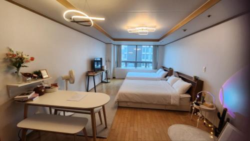 首尔Posh_HongDae的一间卧室配有一张床、一张桌子和一张书桌
