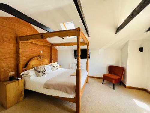 布罗肯赫斯特Cottage Lodge Hotel的一间卧室配有一张木床和一把椅子
