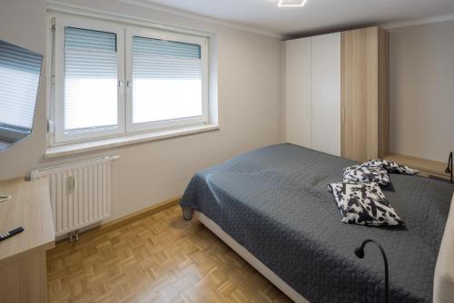 穆尔河畔布鲁克Top 4的一间卧室设有一张床和两个窗户。