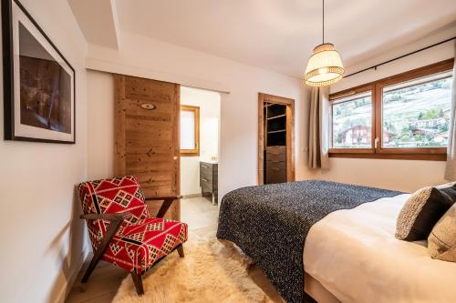 梅杰夫Apartment Centaurea Megève - BY EMERALD STAY的一间卧室配有一张床和一把椅子