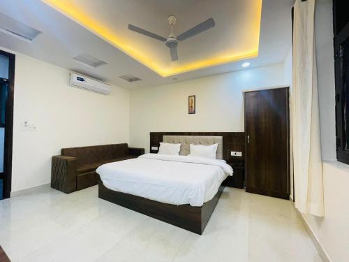 哈里瓦Divine Ganga by MJ Hospitality的一间卧室设有一张大床和天花板