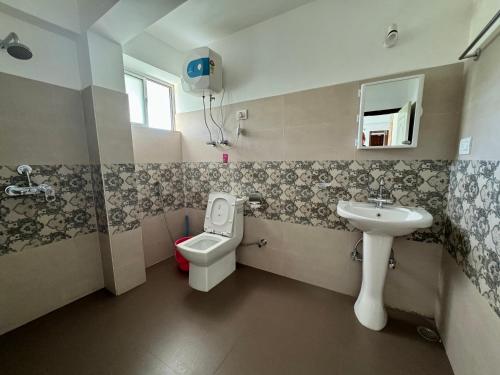 大吉岭Darjeeling Hillside Inn的一间带卫生间和水槽的小浴室