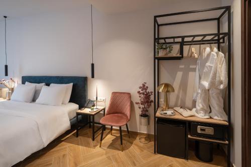 卡拉马塔IRA - ΗΡΑ City Hotel的一间卧室配有一张床和一张桌子及椅子